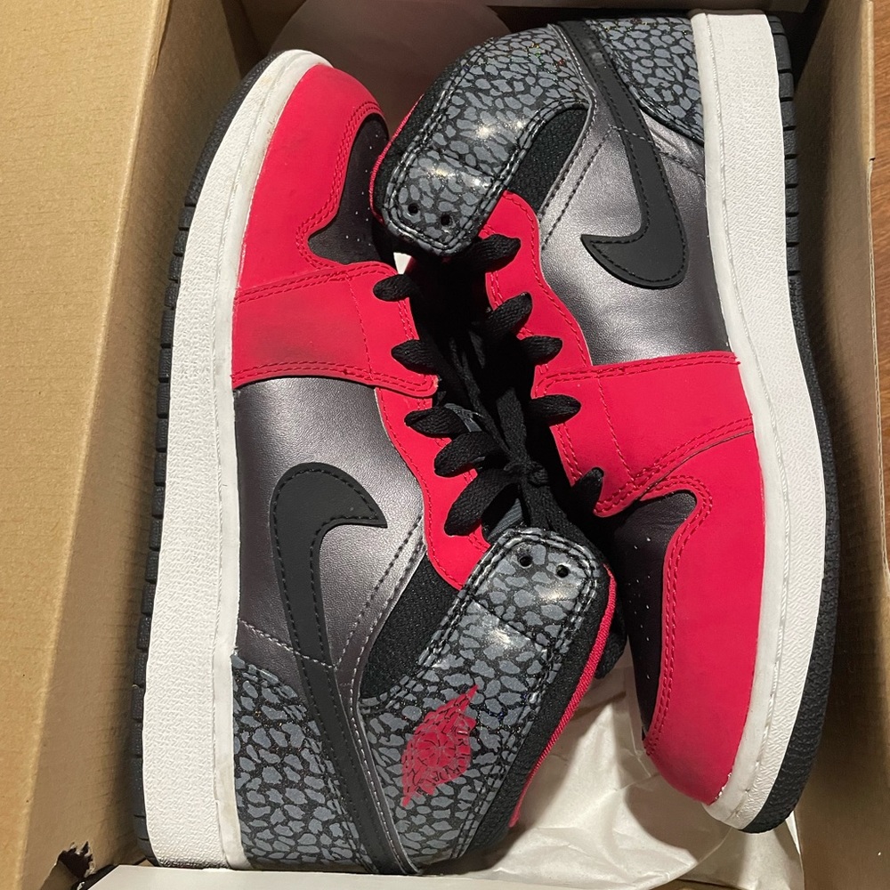 Girls Jordan’s Size 7